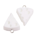 Détail de deux breloques fromage en résine blanche avec anneaux métalliques pour bijoux - Style Fromage Blanc (px1292-23)