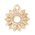 Detailaufnahme des goldenen Sonnenstrahl-Anhängers mit funkelnden weißen Strasssteinen - Sonnenblume Stil (px1305-10)