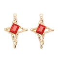 Vue détaillée de pendentifs croix dorés avec textures fluides et cristaux rouge rubis - Style Croix Strass Rectangulaire Rouge Doré (px1303-11)