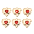 Détail de six breloques cœurs dorés avec résine rouge pour la création de bijoux DIY - Cœur à Chevauchement Rouge (px1311-7)