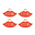 Détail de pendentifs lèvres rouges avec bord doré et gravure KISS ME pour bijoux - Style Lèvres Rouges Kiss Me (px1310-5)