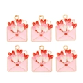 Lot de six breloques enveloppe cœur rose pour bijoux DIY avec finition dorée - Style Enveloppe à Cœur Rose (px1310-11)