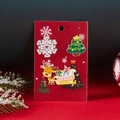 Detailansicht des 3-teiligen Weihnachts-Emaille-Broschen-Sets mit Rentier auf roter Karte - Schneeflocke Baum Schlitten (6BC25Y0004-6)
