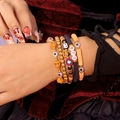 Details der Halloween Armbänder mit Totenkopf, Kürbis Anhängern und BOO Buchstabenperlen - 5er Set / Orange