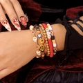 Detailaufnahme der Halloween-Armbänder mit Totenkopf-Anhängern und Perlen-Set - 5er Set / Rot