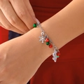 Detailansicht eines Weihnachtsarmbands mit silberner Schneeflocke und bunten Glocken - Armband mit Schneeflocke und Glocke / Silber