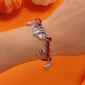 Primer plano de pulsera de Halloween con dijes de murciélago, araña y calabaza de plata - Pulsera con Dijes