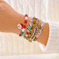 Detailansicht gestapelter Weihnachtsarmbänder mit Weihnachtsmann- und Baum-Anhängern - Lebkuchenmann
