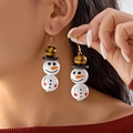 Boucles d'oreilles bonhomme de neige festives avec perles à carreaux jaunes sur modèle - Bonhomme de Neige (Chapeau Plaid Jaune Noir Détail Main Rouge)