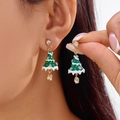 Detail van de kerstboom oorbel met groen emaille, sneeuwranda fwerking en zirkonen - Besneeuwde Kerstboom Stijl (ER25Y0317)