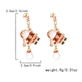 Boucles d'oreilles Père Noël festives avec crochets sucre d'orge et détails en émail blanc - Père Noël avec Sac à Cadeaux (ER25Y0378)