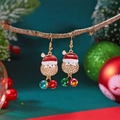 Detail van Kerstman oorbellen met rode glittermutsen en kleurrijke kristallen kralen - Kerstman