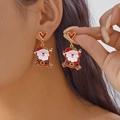 Vue détaillée des boucles d'oreilles Père Noël avec clous en cœur et finition émaillée - Gnome avec Cœur