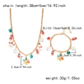 Detailansicht des Weihnachts-Schmucksets mit Halskette und Armband mit festlichen Anhängern - Rentier Schneemann Schneeflocke Stil (NC25Y0784-3)