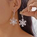 Macro detail of snowflake drop earrings with baguette zircons and center micro pearls - 锆石耳圈长阶梯锆石六角雪花仿珍款