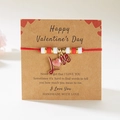 Handgemaakte rode gevlochten armband met LOVE-bedeltje op een Valentijnsdag cadeaukaart - Rood Hart LOVE Stijl (BR25Y0704-2)