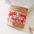 Detail van meerlagige kralenarmbanden met hartjes op een Happy Valentine's Day cadeaubon - Rood LOVE Glitter Hart Stijl (BR25Y0720-6)