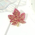 Exquise broche feuille d'érable en alliage doré avec strass roses et cristaux - Style de Feuille d'Érable Dégradé Magenta Rose (BC23Y0125-4)