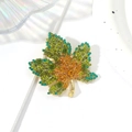 Broche feuille d'érable dorée ornée de strass dégradés vert et jaune sur fond blanc - Style de Feuille d'Érable Dégradé Coloré (BC23Y0125-5)