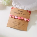 Detail van de Valentijnsdag armband met Love en XOXO tekst op een geschenk kaartje - Rood Hart Letter Stijl (BR25Y0745-2)