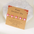 Dettaglio macro del bracciale di San Valentino fatto a mano con cuori rosa su card regalo - Stile Cuore Rosa Scuro (BR25Y0746-4)