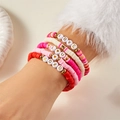 Detail von mehrschichtigen rosa Herzarmbändern mit LOVE und XOXO Perlen am Handgelenk - 5-teiliges LOVE Buchstabe Romantischer Stil (BR25Y0733-4)