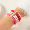 Nahaufnahme gestapelter rosa Herz-Tonperlen-Armbänder im modischen Boho-Look getragen - 5-teiliges Rosa-Rot Verlauf Herz Stil (BR25Y0733-2)