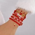 Rode en gouden gestapelde armbandenset met hartjes en LOVE-kralen om de pols gedragen - Rood Goud Lipstick LOVE Stijl (BR25Y0741-5)