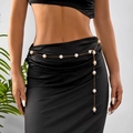 Cadena de cuerpo dorada elegante con grandes perlas blancas y borla en vestido negro - Cadena de cintura de perlas simple