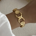 Goldener Edelstahl Armreif mit gedrehten Ringen und Sonnenblumen-Details für Damen - Sonnenblumen Twist Ring (BR25Y0783)