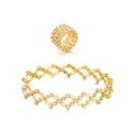 Dettaglio di anello e bracciale estensibili dorati con cinque file di strass bianchi - Five rows of diamond gold
