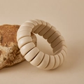 Dettaglio del bracciale in resina crema su pietra naturale con finitura opaca fine - Beige Crema (AB0068-1)