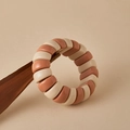 Dettaglio del bracciale di perline color-block con perle rettangolari beige e rosso mattone - Rosso Mattone e Beige (AB0068-5)