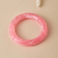 Detail van roze marmeren acryl armband op beige achtergrond met een witte schelp als decor - Roze Marmer (AB0078-6)