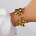 Eleganter offener Armreif in Gold mit doppeltem Blumenmuster und radialer Struktur - Doppelblumen-Design (BR25Y0722-1)