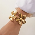 Eleganter goldener Blumenarmreif mit strukturierten Blüten am Handgelenk des Models - Symmetrischer Großer Blumenstil (BR25Y0722-2)