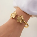 Goldener offener Armreif mit filigranen 3D-Blumendetails und glänzendem Finish - Dreidimensionaler Fünf-Blatt-Blumenstil (BR25Y0722-3)