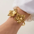Eleganter goldener Armreif mit zwei großen strukturierten 3D-Blütenblättern für Damen - Nebeneinanderliegender Großer Blumenstil (BR25Y0722-4)