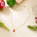 Collier en acier inoxydable doré avec un pendentif fraise rouge vif et détails de feuilles - Fraise Rouge Translucide (NC25Y1122)