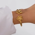 Goldenes Edelstahl-Manschettenarmband mit dualen 3D-Blumenenden und radialen Texturen - Fünf-Blatt Strahlendes Muster (BR25Y0722-6)