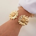 Goldenes Edelstahl-Armreif mit zwei Sonnenblumen-Motiven am Handgelenk getragen - Sonnenblumenförmiger Stil (BR25Y0722-7)