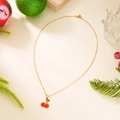 Collier doré avec pendentif cerise en émail rouge sur fond de Noël festif - Cerise Rouge en Émail (NC25Y1125)