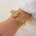 Eleganter goldener Armreif mit detailliertem Sonnenblumen-Relief für den Urlaubslook - Cluster aus Fünf Sonnenblumen (BR25Y0722-8)