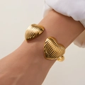 Goldenes offenes Manschettenarmband mit Herzformen und vertikaler Streifenstruktur - Gestreiftes Gefaltetes Herz (BR25Y0723-3)