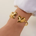 Eleganter goldener Armreif aus Edelstahl mit zwei 3D-Herzmotiven für Damen - Glänzendes 3D-Doppelherz (BR25Y0723-4)