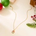 Collier avec pendentif couronne de Noël dorée, nœud rouge et détails émaillés - Style Couronne de Noël (NC25Y1131)