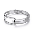 Bracelet manchette en métal argenté poli avec un design incurvé élégant - Bracelet Géométrique à Boucle à Ressort