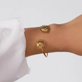 Eleganter goldener offener Armreif mit detaillierten Sonnenreliefs für Damen - Fein Geschnitztes Sonnenrelief (BR25Y0724-2)