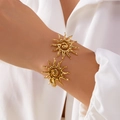 Goldener offener Armreif für Damen mit Sonnen-Ausschnitt und radialen Wellentexturen - Wellenförmiger Sonnenstrahl (BR25Y0724-3)