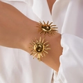 Eleganter goldener Edelstahl-Armreif mit zwei dekorativen Sonnenblumen-Motiven für Damen - Hohler Mehrblättriger Sonnenblumenstil (BR25Y0724-4)